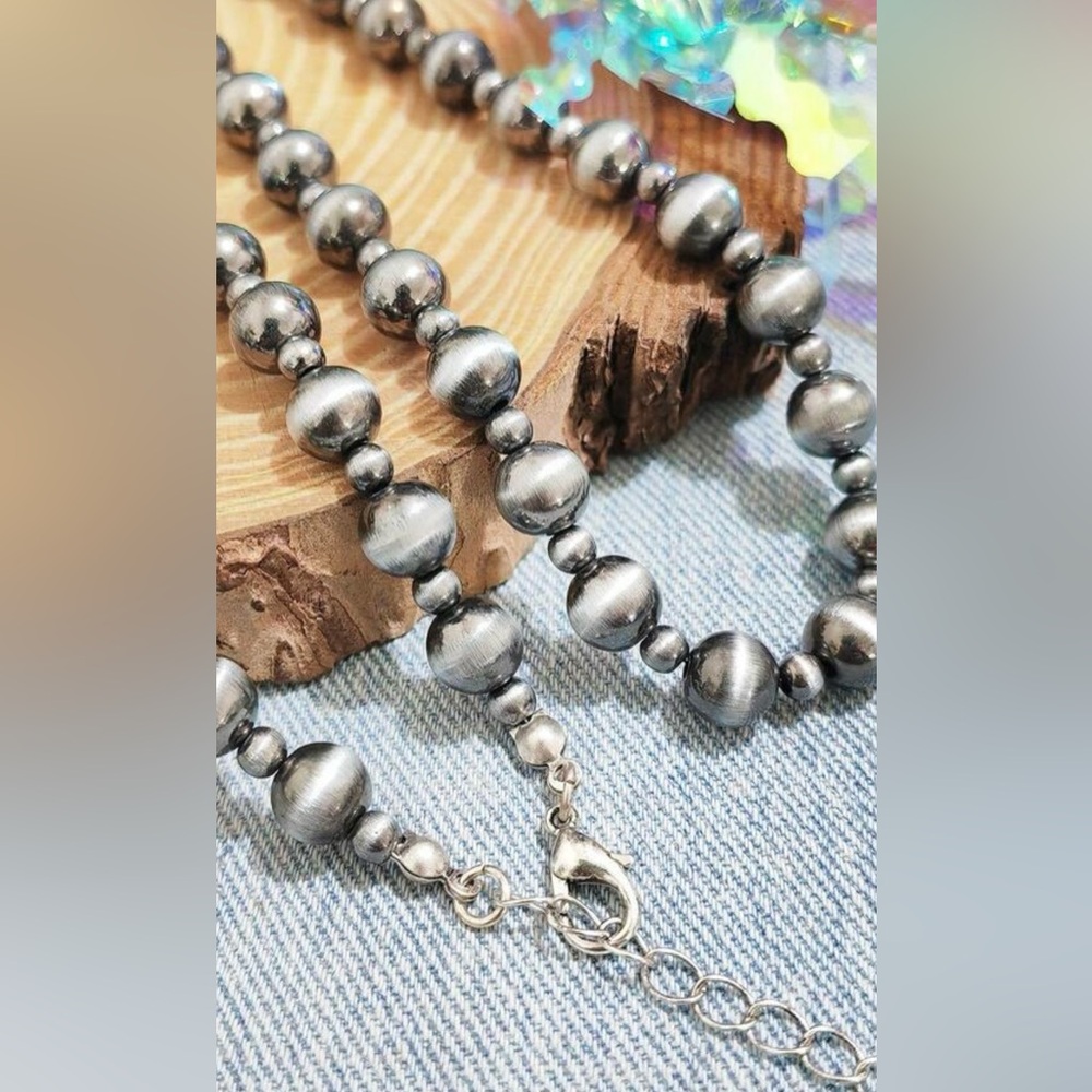 Southwestern Faux Navajo Pearl Silver Tone Costume Beaded Necklace - Picture 5 of 6